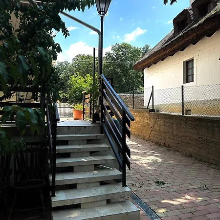 Feher Apartament *